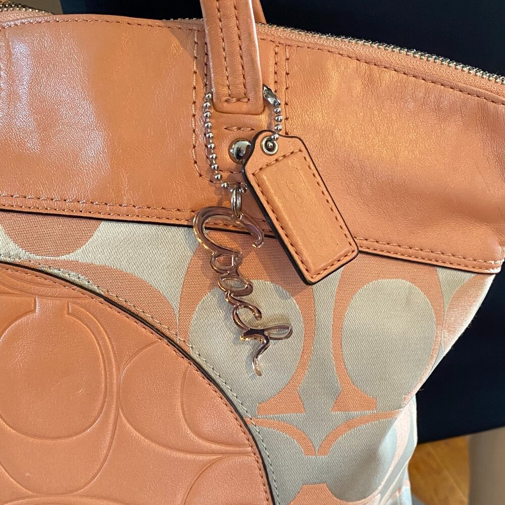 Coach Laura Signature Tote Khaki/Peach - Picture 2 of 13